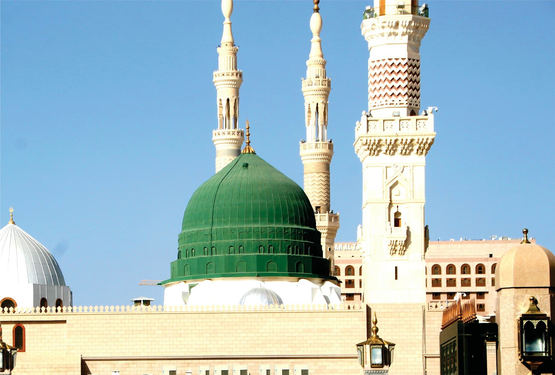 Masjid Nabawi di Madinah dalam suasana senja